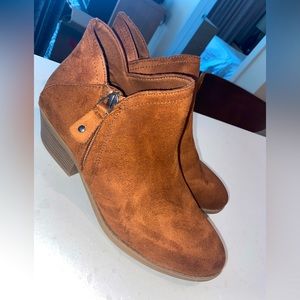 Women’s Brown Boots (Size 8)